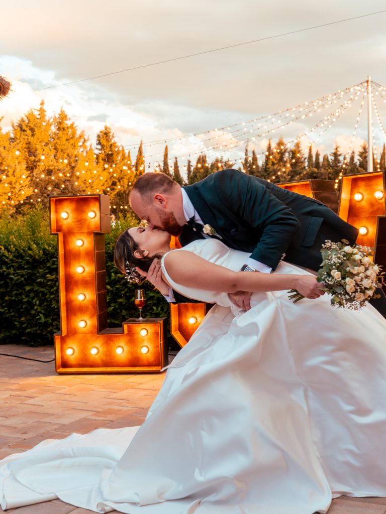 Fotografías de boda realizada por el fotógrafo de bodas Dani Pardo Studio. Una pareja recién casada se besan.